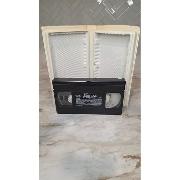 Disney Snow White and the Seven Dwarfs VHS Masterpiece Collection - Picture 4 of 6